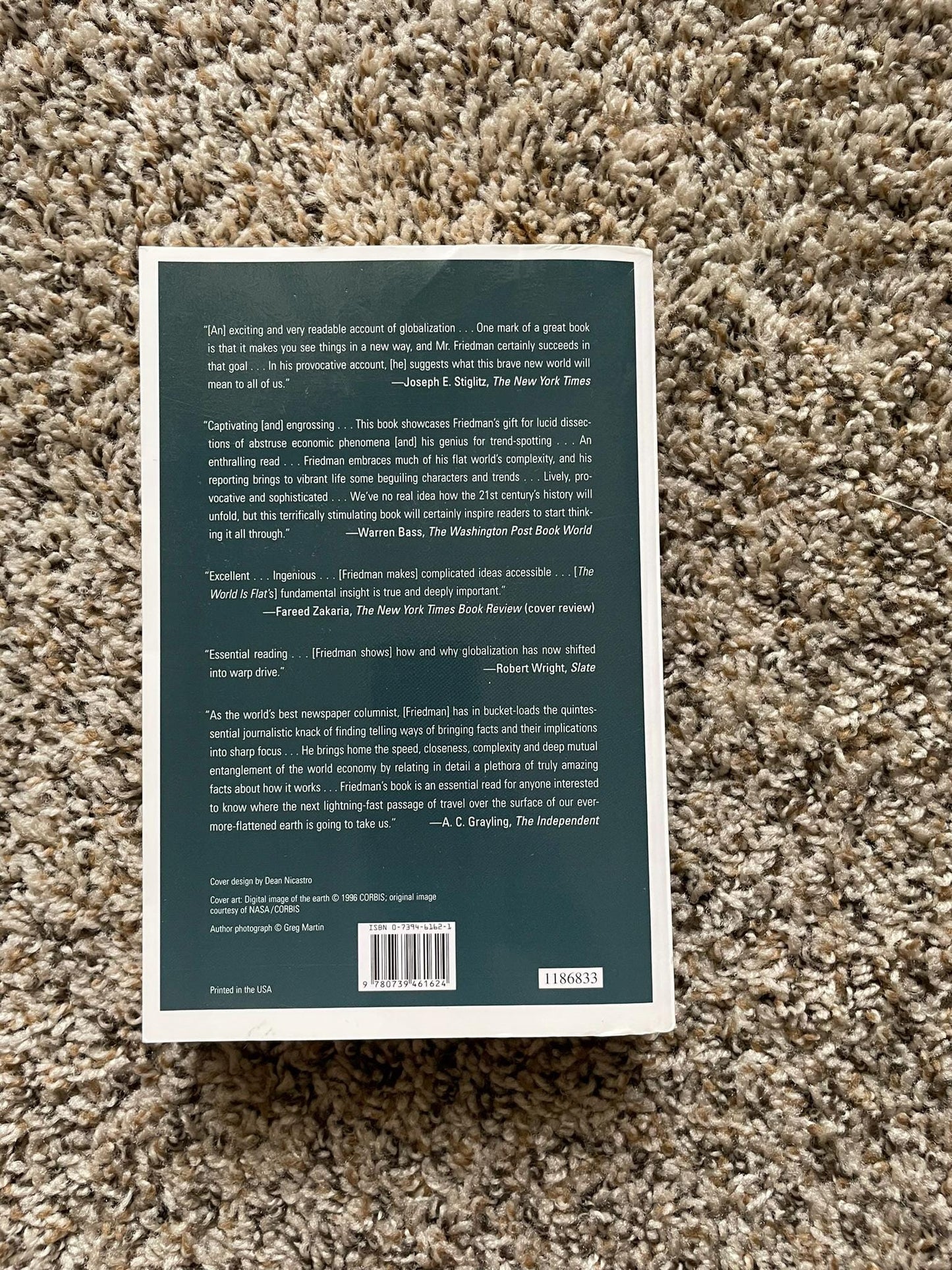 The World Is Flat: A Brief History of the Twenty-First Century Paperback